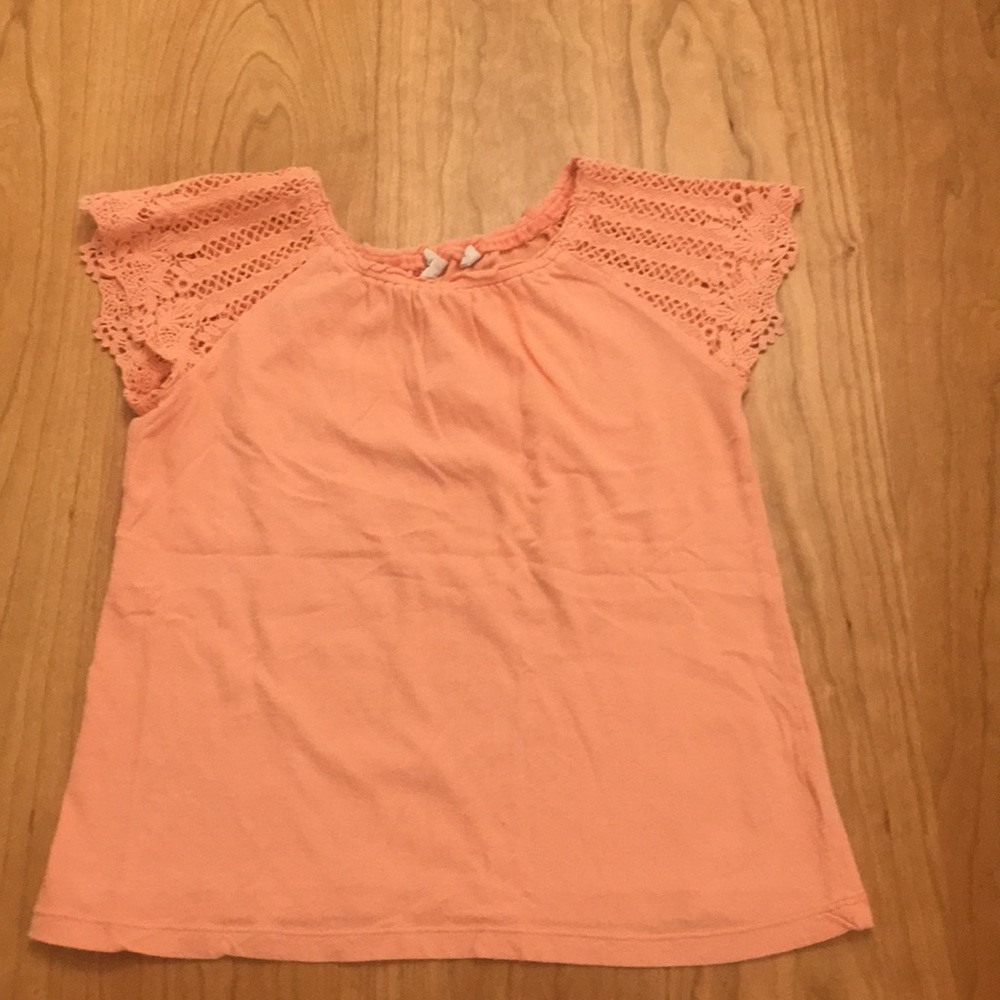 Salmon colored t short with crocheted sleeves